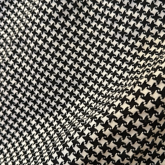 Hillard & Hanson 20 W houndstooth mini skirt. Back zipper and back kick pleat. - Picture 3 of 5